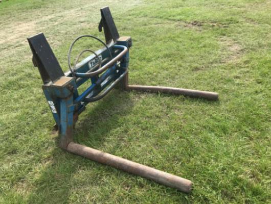 Tanco round bale squeeze with JCB fittings