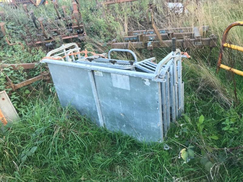 Ironworks sheep turn over crate lightly used