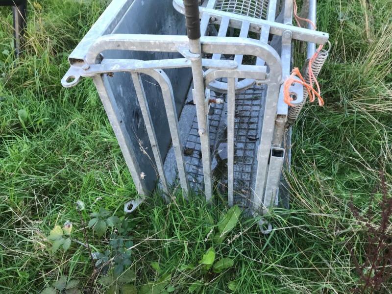 sheep turn over crate lightly used