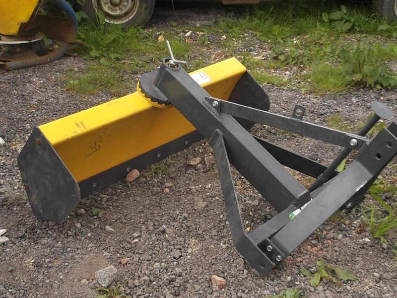 Tractor scraper blade compact
